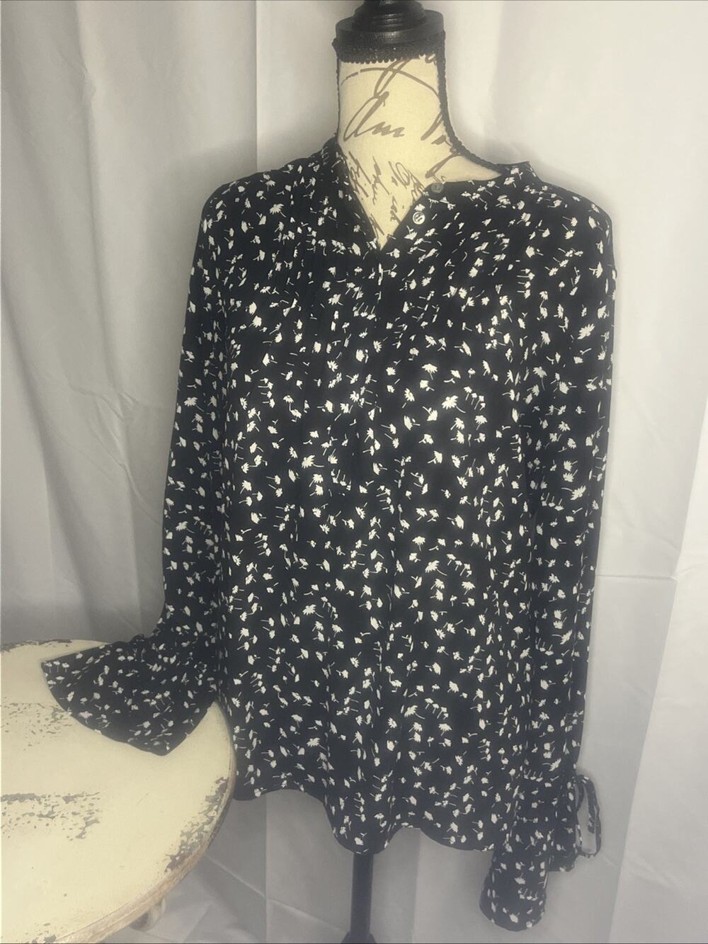 J Crew White Flowers on Black Sleeve With Tie Blouse Women’s Size Tall XS